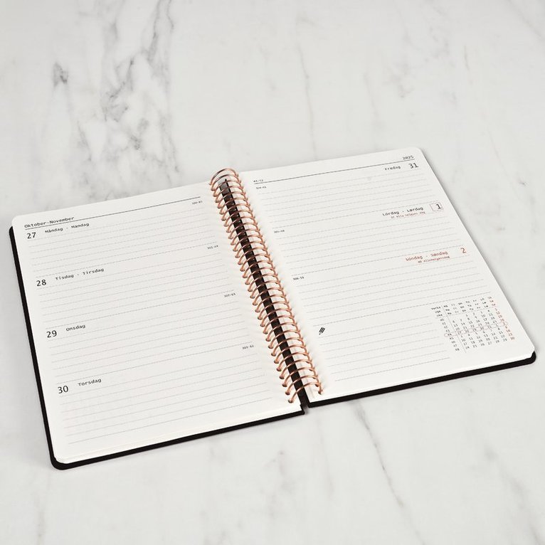 Kalender 2026 A5 Vecka/Uppslag Black, Övrigt
