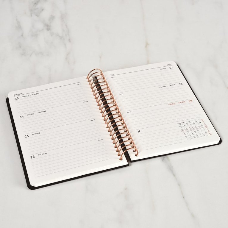 Kalender 2026 A6 Vecka/Uppslag Black, Övrigt