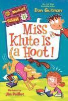 bokomslag My Weirder School #11: Miss Klute Is a Hoot!
