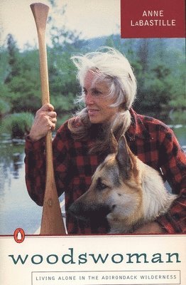 bokomslag Woodswoman: Living Alone in the Adirondack Wilderness