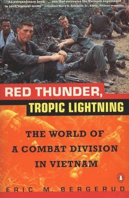 Eric M. Bergerud - Red Thunder Tropic Lightning: The World of a Combat Division in Vietnam, Häftad