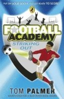 Tom Palmer - Football Academy: Striking Out, Häftad