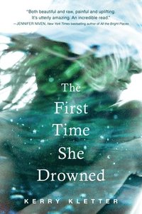 bokomslag The First Time She Drowned