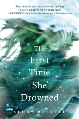 bokomslag The First Time She Drowned