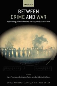 bokomslag Between Crime and War