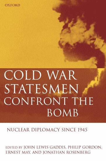 John Gaddis, Philip Gordon, Ernest May, Jonathan Rosenberg - Cold War Statesmen Confront the Bomb, Inbunden