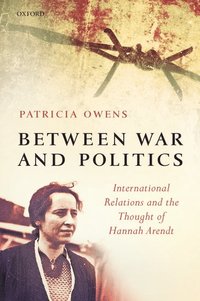 bokomslag Between War and Politics