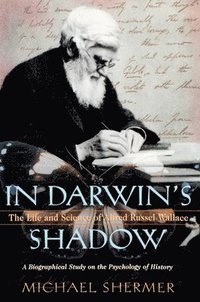 bokomslag In Darwin's Shadow: The Life and Science of Alfred Russel Wallace: A Biographical Study on the Psychology of History