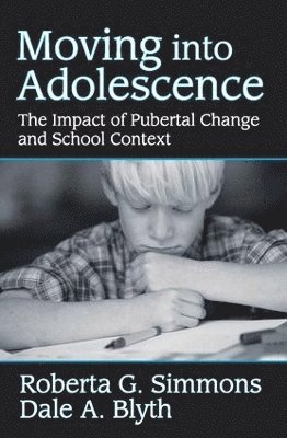 Roberta G Simmons, Roberta G. Simmons - Moving into Adolescence, Häftad