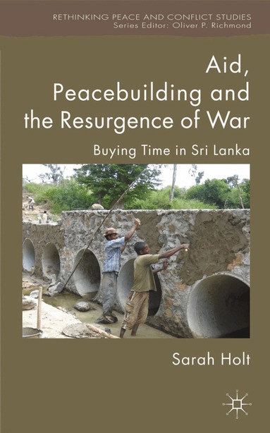S. Holt - Aid, Peacebuilding and the Resurgence of War, Inbunden