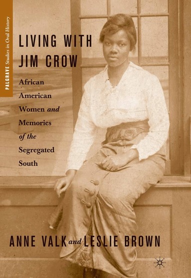 L. Brown, A. Valk - Living with Jim Crow, Häftad