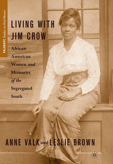 bokomslag Living with Jim Crow