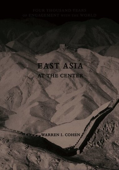Warren I. Cohen - East Asia at the Center, Inbunden