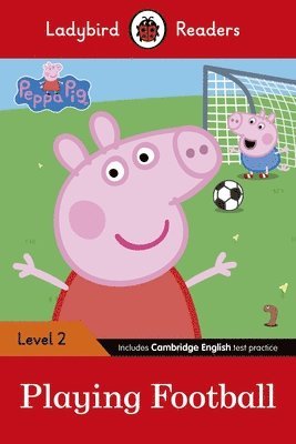 bokomslag Ladybird Readers Level 2 - Peppa Pig - Playing Football (ELT Graded Reader)
