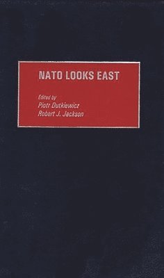 Piotr Dutkiewicz, Robert J. Jackson, Piotr J. Dutkiewicz, Robert Jackson - NATO Looks East, Inbunden
