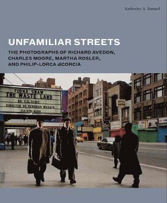 bokomslag Unfamiliar Streets: The Photographs of Richard Avedon, Charles Moore, Martha Rosler, and Philip-Lorca Dicorcia
