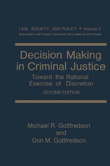 Michael R. Gottfredson, Don M. Gottfredson - Decision Making in Criminal Justice, Inbunden