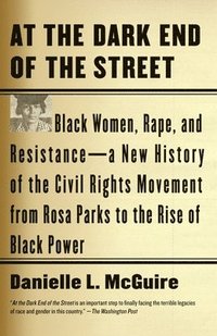 bokomslag At the Dark End of the Street: Black Women, Rape, and Resistance--A New History of the Civil Rights Movement from Rosa Parks to the Rise of Black Powe