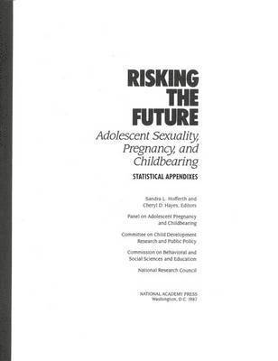 National Research Council, Division of Behavioral and Social Sciences and Education, Commission on Behavioral and Social Sciences and Education, Committee on Child Development Research and Public Policy, Panel on Adolescent Pregnancy and Childbearing, Division of Behavioral and Social Scienc - Risking the Future, Häftad