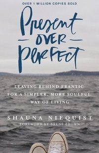 bokomslag Present Over Perfect: Leaving Behind Frantic For A Simpler, More SoulfulWay Of Living