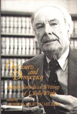 bokomslag On Courts and Democracy