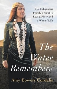 bokomslag The Water Remembers: My Indigenous Family's Fight to Save a River and a Way of Life