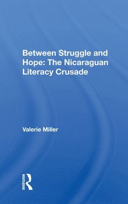 bokomslag Between Struggle and Hope: The Nicaraguan Literacy Crusade