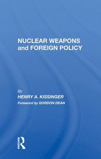 bokomslag Nuclear Weapons And Foreign Policy