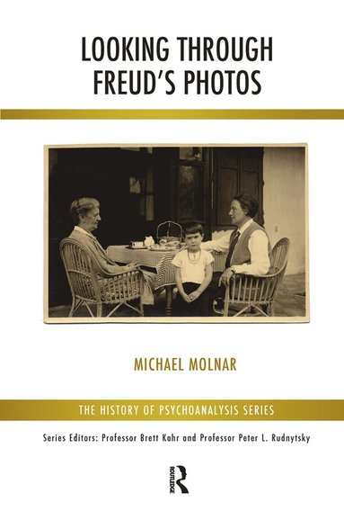 bokomslag Looking Through Freud's Photos