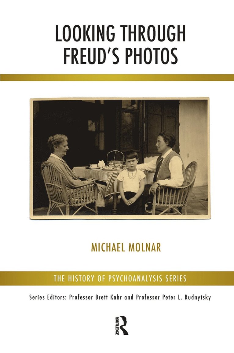 Looking Through Freud's Photos 1
