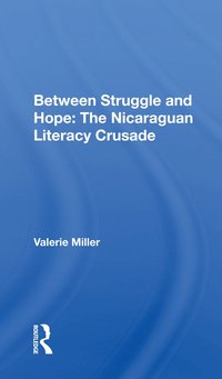 bokomslag Between Struggle and Hope: The Nicaraguan Literacy Crusade