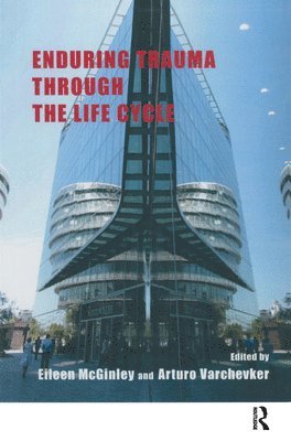 Eileen McGinley, Arturo Varchevker - Enduring Trauma Through the Life Cycle, Inbunden