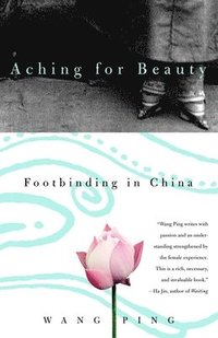 bokomslag Aching for Beauty: Footbinding in China