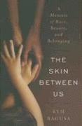 bokomslag The Skin Between Us: A Memoir of Race, Beauty, and Belonging