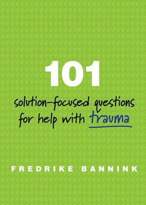 bokomslag 101 Solution-Focused Questions for Help with Trauma