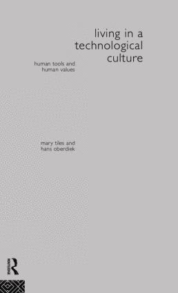 bokomslag Living in a Technological Culture