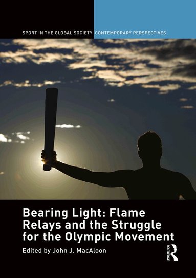 John J. Macaloon - Bearing Light: Flame Relays and the Struggle for the Olympic Movement, Häftad