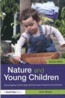 Ruth Wilson - Nature and Young Children: Encouraging Creative Play and Learning in Natural Environments, Häftad