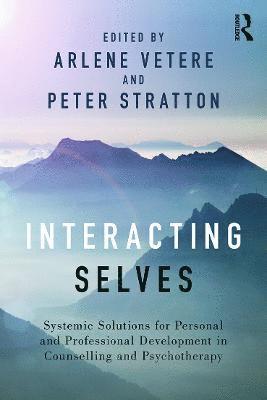 Arlene Vetere, Peter Stratton, Norway) Vetere, Arlene (Professor Emeritus, VID Specialized University, Olso, University of Leeds) Stratton, Peter (Leeds Family Therapy & Research Centre, Institute of Health Sciences - Interacting Selves, Häftad