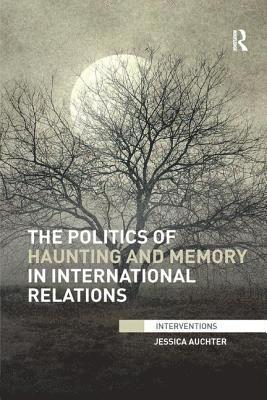 Jessica Auchter, USA.) Auchter, Jessica (University of Tennessee at Chattanooga - Politics of Haunting and Memory in International Relations, Häftad
