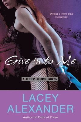 Lacey Alexander - Give in To Me: A H.O.T. Cops Novel, Häftad