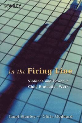 Janet Stanley, Chris Goddard - In the Firing Line, Häftad