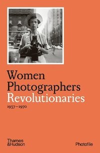 bokomslag Women Photographers: Revolutionaries