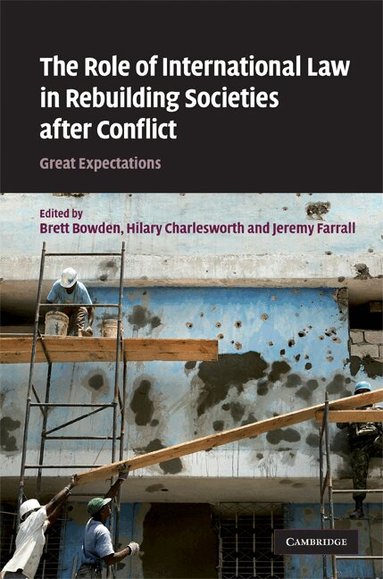 Brett Bowden, Hilary Charlesworth, Jeremy Farrall - The Role of International Law in Rebuilding Societies after Conflict, Inbunden
