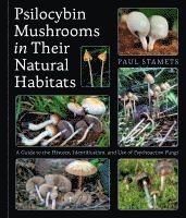 bokomslag Psilocybin Mushrooms in Their Natural Habitats: A Guide to the History, Identification, and Use of Psychoactive Fungi