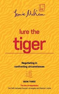 bokomslag Lure the Tiger: Negotiating in confronting circumstances: The Path between Eastern strategies and Western minds