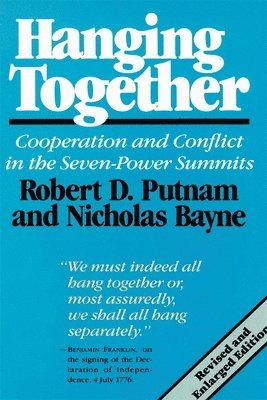 Robert D. Putnam, Nicholas Bayne - Hanging Together: Cooperation and Conflict in the Seven-Power Summits, Revised and Enlarged Edition, Häftad
