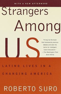 Roberto Suro - Strangers Among Us: Latino Lives in a Changing America, Häftad