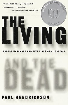 bokomslag The Living and the Dead: Robert Mcnamara and Five Lives of a Lost War