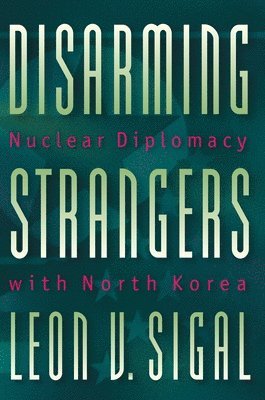Leon V. Sigal - Disarming Strangers, Häftad